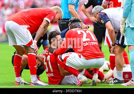 Dominik Kohr (1. FSV Mainz 05) sitzt verletzt am Boden und wird von Danny da Costa (1. FSV Mainz 05) und Phillip Tietz (1. FSV Mainz 05) getroestet waehrend des Spiels der 1. Bundesliga zwischen 1. FSV Mainz 05 und SC Paderborn 07, MEWA Arena am 29. August 2026 in Mainz, Deutschland. (Foto von Silas Schueller/DeFodi Images) +++  Dominik Kohr (1. FSV Mainz 05) is injured and speaks with Danny da Costa (1. FSV Mainz 05) and Phillip Tietz (1. FSV Mainz 05) during the Bundesliga match between 1. FSV Mainz 05 and SC Paderborn 07 at MEWA Arena on August 29, 2026 in Mainz, Germany. (Photo by Silas Sc Stock Photo