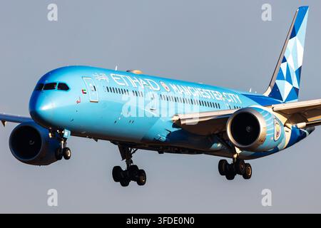 Etihad Airways Boeing 787-9 (A6-BND) arriving at Vienna International Airport on August 16, 2026 in Vienna, Austria Stock Photo
