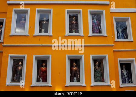 Sirkeci, Istanbul, Turkey – 26 April 2026: Mannequins displayed in the upper-floor windows of a building near Gülhane Park in Sirkeci, Stock Photo