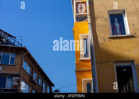 Sirkeci, Istanbul, Turkey – 26 April 2026: Mannequins displayed in the upper-floor windows of a building near Gülhane Park in Sirkeci, Stock Photo