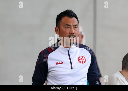 Takashi Yamashita (coach, head coach, Mainz), gives instructions ...