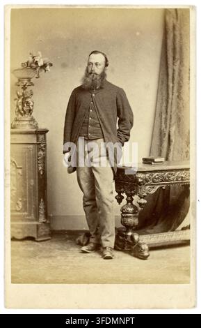 1860s bearded Victorian man standing, wearing a 'sack' suit. Studio Netterville Briggs formerly Henry Peach Robinson's premises, Leamington UK. C.1864 Stock Photo
