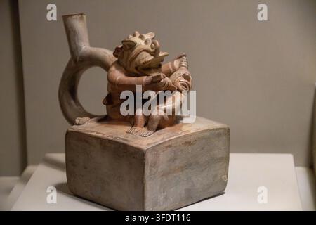 Museo Larco - Ancient pre-Columbian ceramic stirrup-spout vessel featuring two expressive figures in a dramatic pose, showcasing craftsmanship, ritual Stock Photo