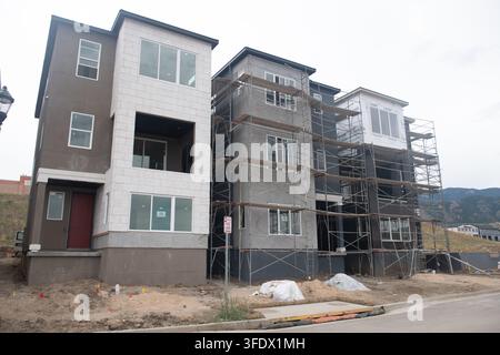 Construction sites and building townhouses and single family homes in the Gold Hill development by Toll Brothers, a major home building corporation in Stock Photo