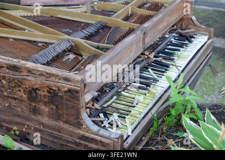 Detroit, Michigan - A grand piano, left to decay outside a residence. Stock Photo