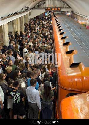 KYIV, UKRAINE - SEPTEMBER 2, 2026: A crowded underground metro platform at Khreshchatyk station during peak hours, with passengers densely packed and waiting for trains. The scene reflects the severe public transport collapse caused by prolonged air raid alerts from Russian attacks Stock Photo