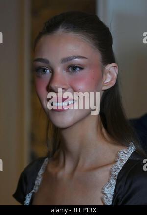 nicola-peltz-attending-the-kin-o-award-red-carpet-as-part-of-the