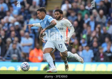 enzo-fernandez-of-manchester-city-breaks-with-the-ball-during-the