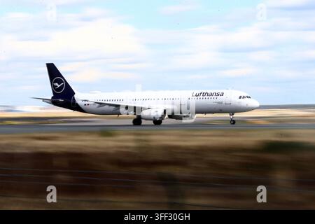 01.09.2026, xsvx, Reise, Urlaub,Wirtschaft, emwir, D-AIDL, Lufthansa, Airbus A321-200, Airbus A321-231, A321, MSN 4881, Baujahr 2011, 2x International Aero Engines IAE V2533-A5 Triebwerke, Flugzeugname Reutlingen, Testregistrierung D-AVZC, Deutschland, aktiv, Hex Code: 3C648C, Abflug Departure Frankfurt *** September 1, 2026, xsvx, Travel, Vacation, Economy, emwir, D AIDL, Lufthansa, Airbus A321-200, Airbus A321-231, A321, MSN 4881, Year of manufacture 2011, 2x International Aero Engines IAE V2533 A5 engines, aircraft name Reutlingen, test registration D AVZC, Germany, active, Hex Code 3C648C, Stock Photo