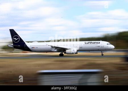 01.09.2026, xsvx, Reise, Urlaub,Wirtschaft, emwir, D-AIDL, Lufthansa, Airbus A321-200, Airbus A321-231, A321, MSN 4881, Baujahr 2011, 2x International Aero Engines IAE V2533-A5 Triebwerke, Flugzeugname Reutlingen, Testregistrierung D-AVZC, Deutschland, aktiv, Hex Code: 3C648C, Abflug Departure Frankfurt *** September 1, 2026, xsvx, Travel, Vacation, Economy, emwir, D AIDL, Lufthansa, Airbus A321-200, Airbus A321-231, A321, MSN 4881, Year of manufacture 2011, 2x International Aero Engines IAE V2533 A5 engines, aircraft name Reutlingen, test registration D AVZC, Germany, active, Hex Code 3C648C, Stock Photo