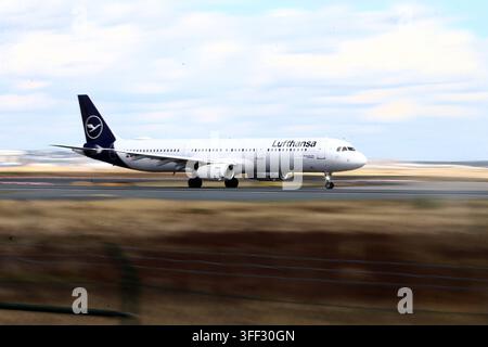 01.09.2026, xsvx, Reise, Urlaub,Wirtschaft, emwir, D-AIDL, Lufthansa, Airbus A321-200, Airbus A321-231, A321, MSN 4881, Baujahr 2011, 2x International Aero Engines IAE V2533-A5 Triebwerke, Flugzeugname Reutlingen, Testregistrierung D-AVZC, Deutschland, aktiv, Hex Code: 3C648C, Abflug Departure Frankfurt *** September 1, 2026, xsvx, Travel, Vacation, Economy, emwir, D AIDL, Lufthansa, Airbus A321-200, Airbus A321-231, A321, MSN 4881, Year of manufacture 2011, 2x International Aero Engines IAE V2533 A5 engines, aircraft name Reutlingen, test registration D AVZC, Germany, active, Hex Code 3C648C, Stock Photo