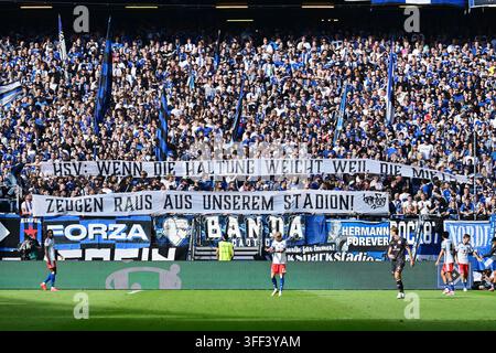 Feature the fans [supporters] of HSV Hamburg set off pyrotechnics DFB ...