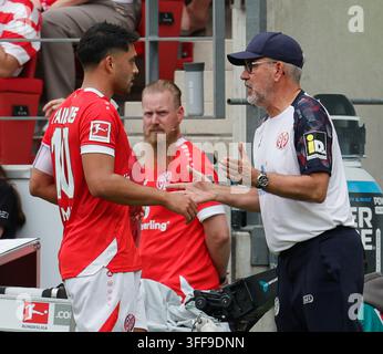 Im Bild: v.li. Nadiem Amiri (FSV Mainz 05, 10) und Trainer Urs Fischer (FSV Mainz 05) besprechen sich  29.08.2026, FSV Mainz 05 - SC Paderborn 07, 1. Bundesliga, 1. Spieltag, Deutschland, Mainz, MEWA Arena,   DFL REGULATIONS PROHIBIT ANY USE OF PHOTOGRAPHS AS IMAGE SEQUENCES AND/OR QUASI-VIDEO. Stock Photo