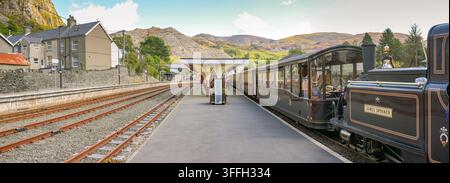 Blaenau Ffestiniog, Gwynedd, Wales, UK - 22 August 2026: Panoramic view of a steam train on the Ffestiniog narrow-gauge railway alongside the platform Stock Photo