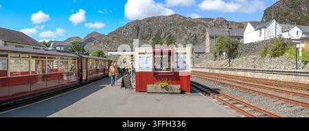 Blaenau Ffestiniog, Gwynedd, Wales, UK - 22 August 2026: Panoramic view of people on the platform of the Ffestiniog narrow-gauge railway in Blaenau Ff Stock Photo