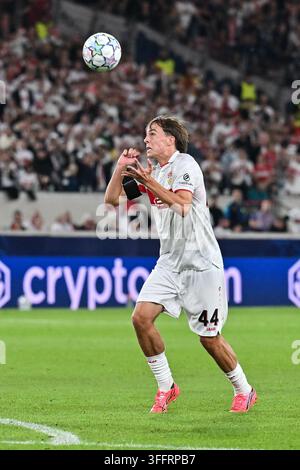Leo Sauer (VfB Stuttgart, #44) am Ball, Aktion, Dribbling, dribbeln ...
