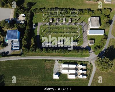 Aerial view of a substation with a BESS and solar panels, featuring electrical infrastructure, battery storage units, and photovoltaic arrays in Tittl Stock Photo