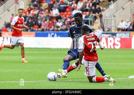 Salford City #44 Brendan Wiredu & Walsall FC #4 James Connolly battle ...