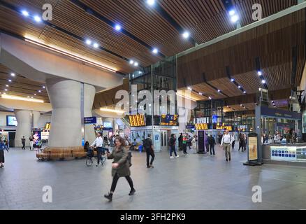 Main concourse at London Bridge Station, London, UK. Night shot. Shows lifts and escalators to platforms above. Stock Photo