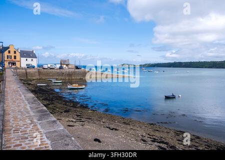 Crozon, Le Fret (Brittany, north-western France): small fishing village of Le Fret, on the edge of the southern coastline of the Brest harbor, on the Stock Photo