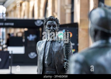 Statue of Ken Dodd comedian and entertainer at Lime street station Liverpool by sculptor Tom Murphy. Liverpool, Merseyside , UK Stock Photo