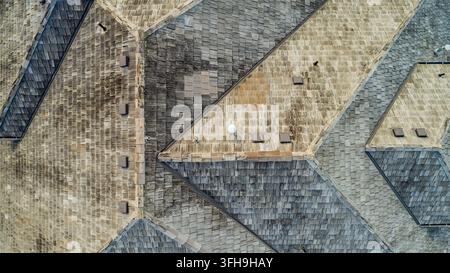 Aerial view of the weathered wooden shingle roof of a residential house on Ridgeview Lane, featuring complex geometric angles and roof vents in Lake O Stock Photo