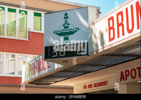 Iserlohn, Germany - August 13, 2026: A digital thermometer on a pharmacy display indicates an outdoor temperature of 38 degrees Celsius. Stock Photo