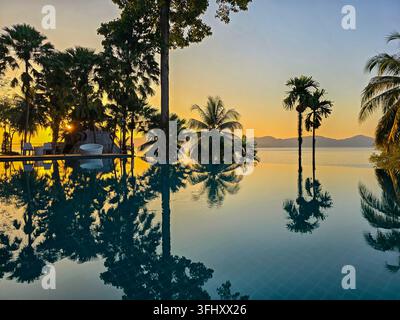 Beautiful sunset view from an infinity pool on Koh Phayam Island in Thailand Stock Photo