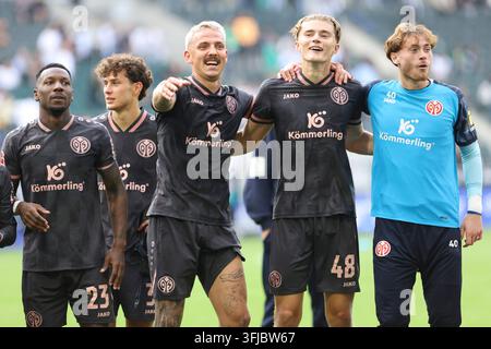 Sheraldo Becker (1.FSV Mainz 05), Phillip Tietz (1.FSV Mainz 05), Kacper Potulski (1.FSV Mainz 05) und Torwart Maximilian Kinzig (1.FSV Mainz 05) Schlussjubel, jubelt nach dem 3:4 Sieg waehrend des Spiels der 1. Bundesliga zwischen Borussia Moenchengladbach und 1. FSV Mainz 05, ista-Borussia-Park am 19. September 2026 in Moenchengladbach, Deutschland. (Foto von Oliver Kaelke/DeFodi Images) +++  Sheraldo Becker (1.FSV Mainz 05), Phillip Tietz (1.FSV Mainz 05), Kacper Potulski (1.FSV Mainz 05) und Torwart Maximilian Kinzig (1.FSV Mainz 05) celebrate after winning during the Bundesliga match betw Stock Photo