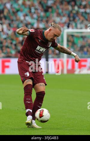 Marius Wolf (FC Augsburg), action shot, single image, cropped single ...