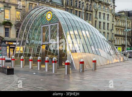 GLASGOW, SCOTLAND - DECEMBER 27, 2025: The glass and steel arched entrance canopy to St Enoch subway station in St Enoch Square, Glasgow, featuring th Stock Photo