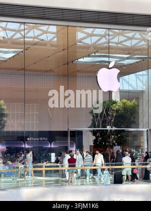 Apple iPhone 18 Pro Smartphone mit USB-C-Ladekabel und geöffneter ...