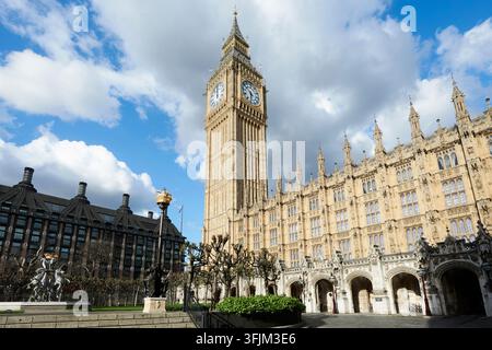 New Palace Yard and the Elizabeth Tower, also known as Big Ben, at the Palace of Westminster, also know as the Houses of Parliament, London, UK Stock Photo