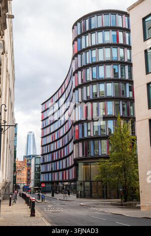 London, England, United Kingdom, August 15, 2026. Street-level architectural view of a striking modern curved building featuring a patterned glass fac Stock Photo
