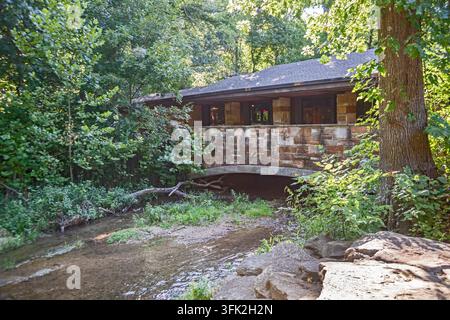 Sulphur, Oklahoma - The Travertine Nature Center in Chickasaw National Recreation Area. The Nature Center spans Travertine Creek. Stock Photo