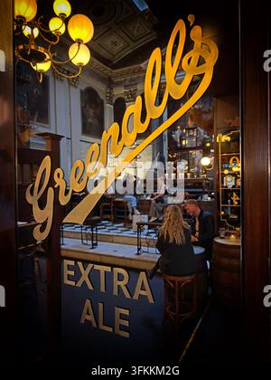 Vintage Greenall's Extra Ale advertising mirror with gold script, recalling Warrington's brewing heritage and former Wilderspool brewery Stock Photo
