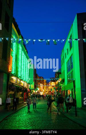 Dublin, Ireland, August 4, 2026: Crowds of patrons of Dublin's pubs and restaurants explore the streets of the popular neighborhood, Temple Bar, that Stock Photo