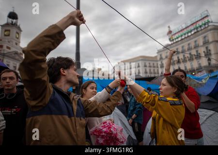 Design Ropes Icon Pro-housing activists tie ropes during the housing encampment in Madrid ...