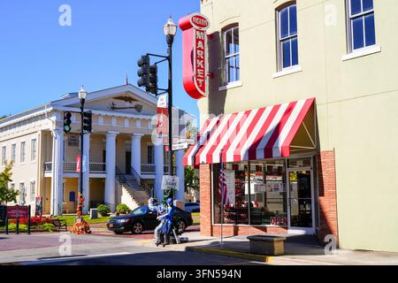 The Greek Revival Old Court House, built in 1850, seen from the corner of the Figaro Market in downtown Newberry, South Carolina, USA. The Old Court House is now the Newberry County Chamber of Commerce & Visitor Center. Stock Photo