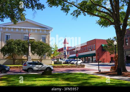 The Greek Revival Old Court House, built in 1850, seen from the corner of the Veterans park in downtown Newberry, South Carolina, USA. The Old Court House is now the Newberry County Chamber of Commerce & Visitor Center. Stock Photo