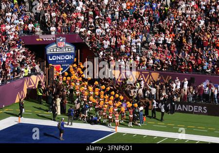 Reporters Run Washington players run out before an NCAA college football game against ...