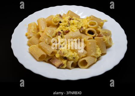 Rigatoni alla carbonara is an undisputed pillar of Roman cuisine. To achieve that perfect, creamy sauce without the "omelet" effect the secret lies en Stock Photo