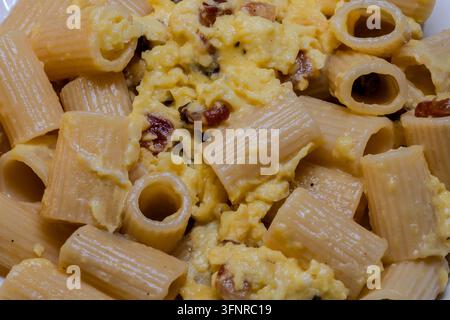 Rigatoni alla carbonara is an undisputed pillar of Roman cuisine. To achieve that perfect, creamy sauce without the "omelet" effect the secret lies en Stock Photo