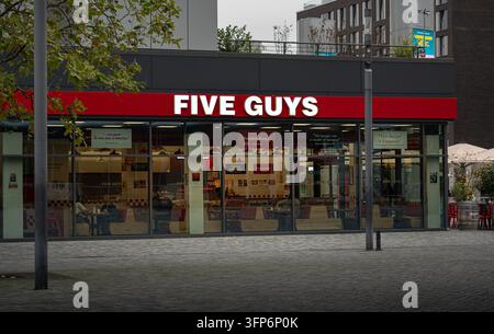 Five Guys - fast food restaurant Stock Photo