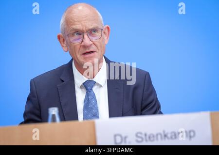 Bundespressekonferenz, Vorstellung der Studie zur Sicherheit von Kuenstlicher Intelligenz in der deutschen Wirtschaft Dr. Dirk Stenkamp bei der Vorstellung der Studie zur Sicherheit von Kuenstlicher Intelligenz in der deutschen Wirtschaft. Risiken, KI-Sicherheitsvorfaelle und Schutzmaßnahmen in der Bundespressekonferenz, Berlin, 07.10.2026 Berlin Berlin Deutschland *** Federal Press Conference, Presentation of the Study on Artificial Intelligence Security in the German Economy Dr. Dirk Stenkamp at the presentation of the study on artificial intelligence security in the German economy: Risks, A Stock Photo