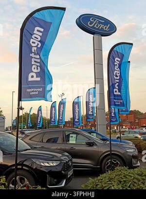 Pentagon motor dealership forecourt advertising Ford and BYD vehicles in Warrington Stock Photo