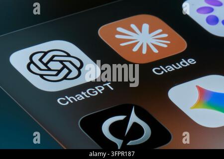ChatGPT, Claude, Grok e Gemini And App Icons On Smartphone Screen Close Up Stock Photo