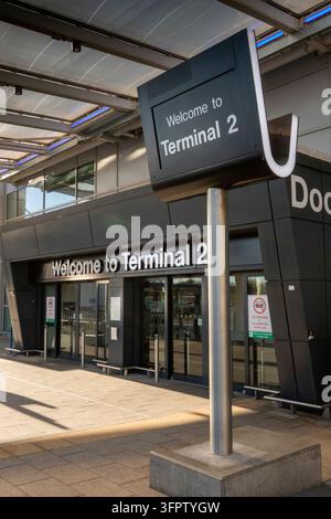 UK, England, Manchester Airport, entrance, welcome to Terminal 2 sign Stock Photo