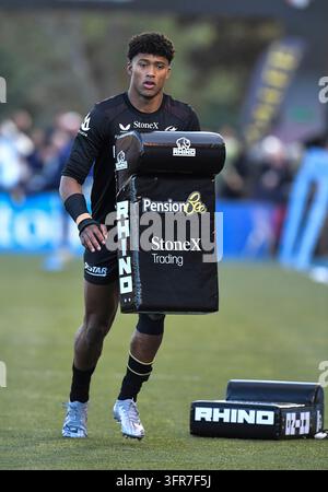 Noah Caluori of Saracens warming up before the Harlequins v Saracens ...