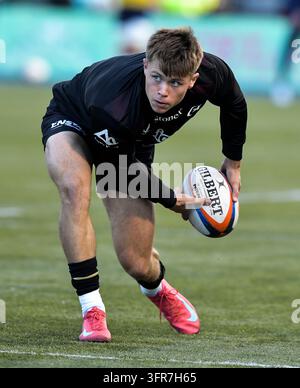 Noah Caluori of Saracens warming up before the Harlequins v Saracens ...
